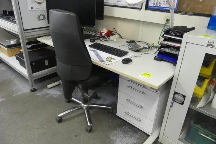 Schreibtisch mit Rollcontainer und Bürostuhl, ohne Inhalt Maße in cm ca. 160 x 80